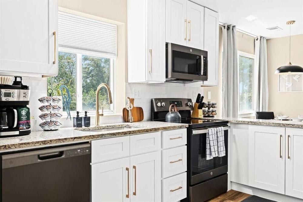 New! Comfy 1BR Upper Flat near Downtown Roseville
